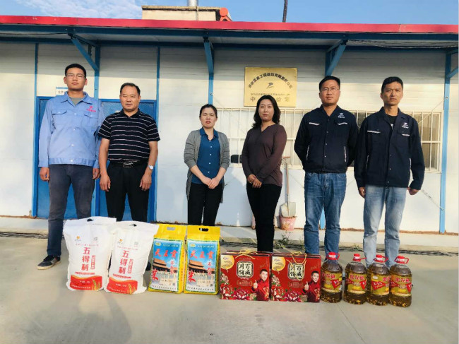 经理助理刘岩和张曼代表公司给一线工人送去中秋祝福