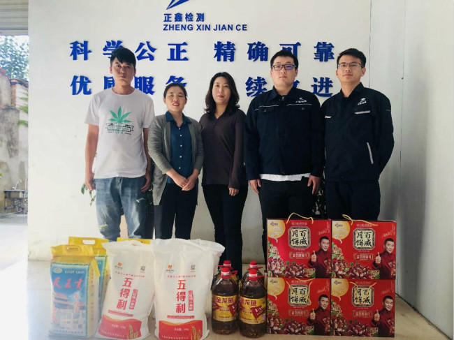 经理助理刘岩和张曼代表公司给一线工人送去中秋祝福